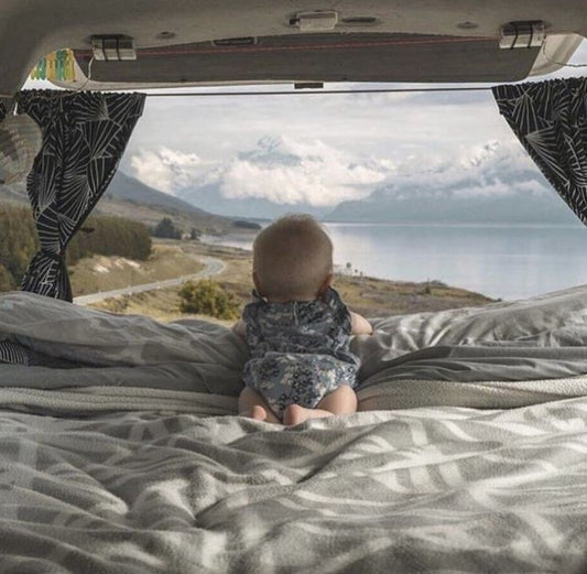 Voyager en voiture avec bébé : conseils pratiques