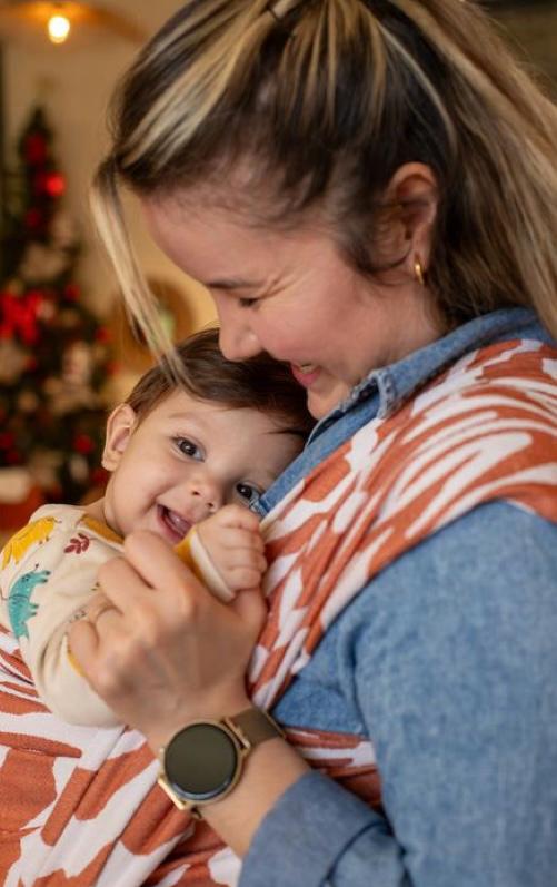 Bébé en voyage : écharpe ou porte-bébé ?